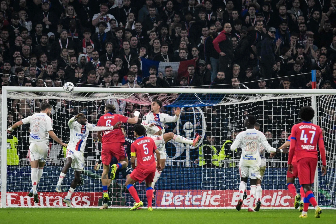 Read more about the article Neves’ late header sends PSG top of Ligue 1 as Strasbourg down Lille